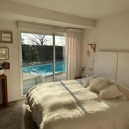 Prázdninový dům Grande Piscine Et Jacuzzi Jardin Sans Vis-a -vis, Tres Calme