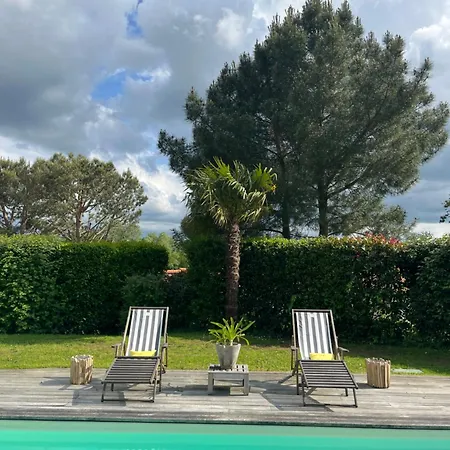 Prázdninový dům Grande Piscine Et Jacuzzi Jardin Sans Vis-a -vis, Tres Calme *