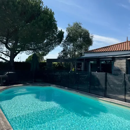 Grande Piscine Et Jacuzzi Jardin Sans Vis-a -vis, Tres Calme Cholet